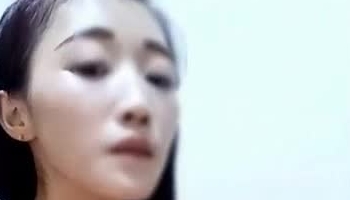 对白有趣的姐弟乱伦直播秀 主播在家故意穿内衣勾引弟弟 自己扣逼高潮蠕动不断，叫床非常性感有 狼友