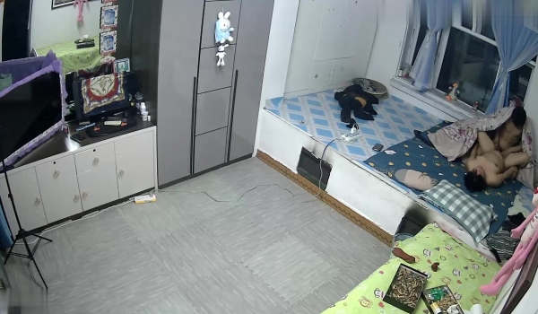 黑客破解家庭网络摄像头偷拍 ️睡东北大炕年轻夫妻晚上做爱发现忘记关摄像头了用毛巾去盖住