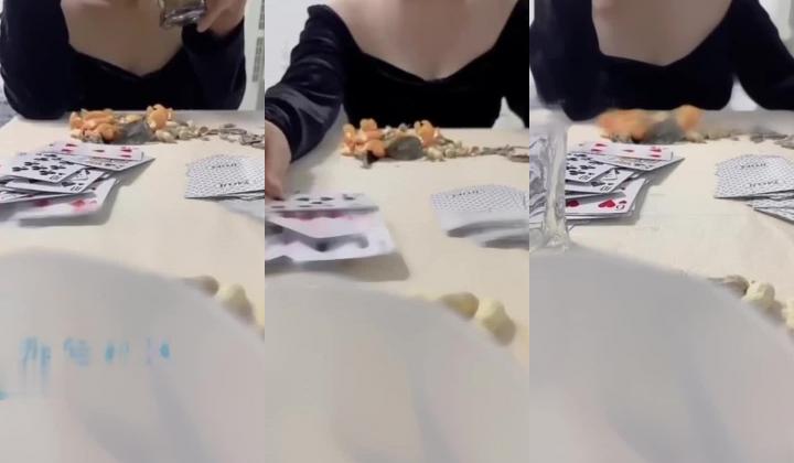 《家庭乱伦》狂灌身材火爆的表姐一整瓶晕倒后趁机强奸表姐