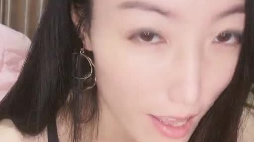 迷人的小妖精跟好大哥激情啪啪，非常有味道好骚口交大鸡巴，逼逼特写会咬人啊，主动上位摩擦进入骚逼抽插