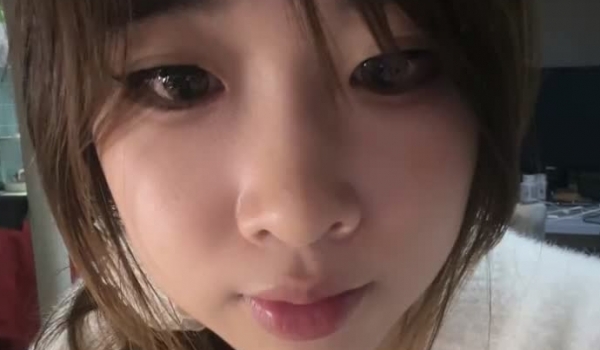 让人眼前一亮的学生妹，【是女大糯糯呀】，在寝室偷偷的直播，青春气息浓郁