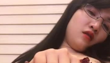 露脸贵妇舞姬宝宝情趣睡衣非常性感，上演刮毛大秀蝴蝶逼很肥，刮完插入道具浪叫呻吟不断