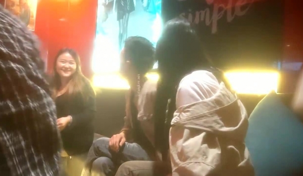 交换人妻，【痞痞黑】~密码房，先去酒吧认识熟悉，在到酒店开房 最后三男两女啪啪，激情四射，淫欲盛