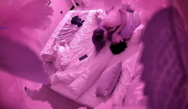 酒店偷拍 ️小胖和来月事的女友激情脱了上面让他玩弄奶子打飞机泄火