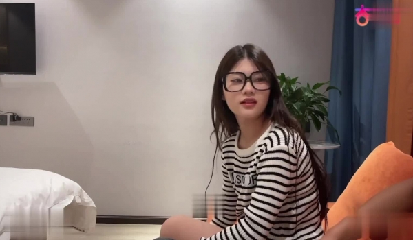 探花鸠摩智3000网约戴眼镜的邻家精神小妹，刚满18岁圆润的胸部手感好
