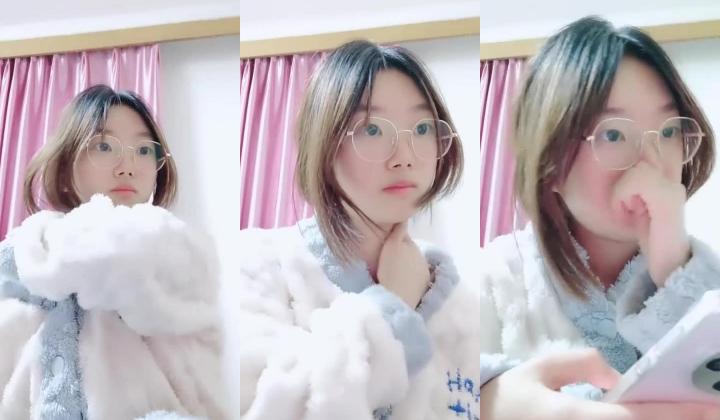 学生妹在宿舍，【安安宝贝】，清纯眼镜小姐姐，外表乖乖女，私下很淫荡，三点全露上下都粉嫩很棒