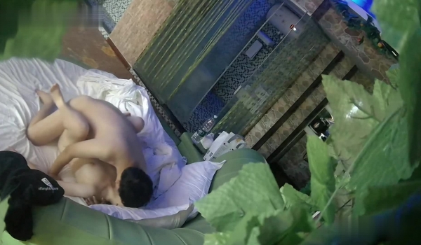 新流出乐橙酒店精品绿叶房偷拍 ️眼镜胖哥生日白天约炮白嫩女友开房口爆嘴巴把她草得脸蛋绯红