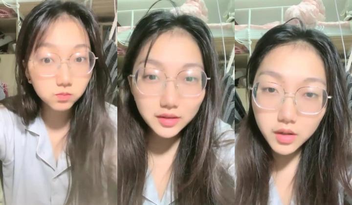 推荐！正宗大学生~【小野猫】，趁着室友不再，宿舍脱光给大哥们看看，眼镜妹反差婊，菊花鲍鱼吸引人
