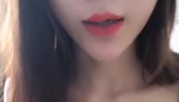 【手机直播精品福利】女神级主播【长腿姑娘9】，黑丝情趣罕见姨妈秀，性感裸舞手抠道具玩骚逼，姨妈往