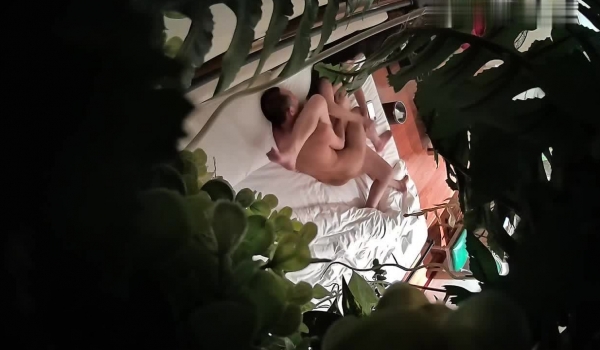 连锁酒店客房偷拍，老哥微信上约的上面服务，来的外卖美女居然很高分，没有仙人跳，身材脸蛋儿都很正点
