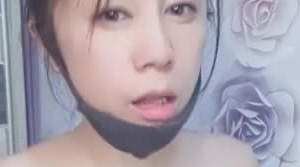 已为人母的风骚女郎露脸情趣大秀，身材保养的不错，逼逼还很粉，自慰呻吟可以听到淫水声，精彩不要错过