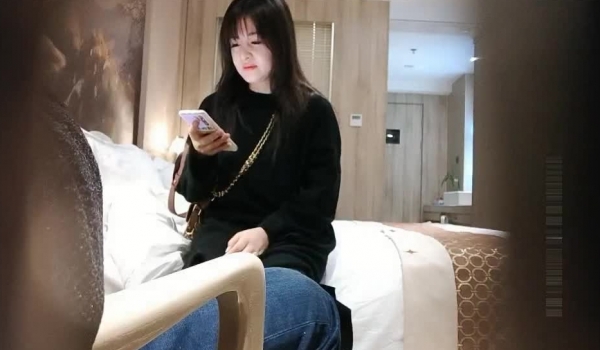 约啪偷拍-社交平台上约到的气质白嫩美少妇,逼逼很敏感没怎么弄就淫水直流,鸡巴插进去就开始淫叫,国