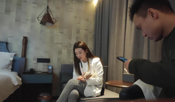 【步宾寻花】成都约操小姐姐 靓妹胸大叫声真是太骚了 掰开大腿抽插细节完美呈现