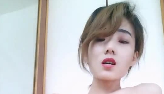 瘦瘦的漂亮美女收费大秀 有一点像王珞丹 会动的自慰棒大力插穴自慰