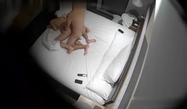 流出乐橙云酒店安防摄像头近景偷拍小哥切换各自体位姿势操苗条女炮友