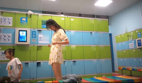 十二月新流出大神潜入水上乐园更衣淋浴间出口附近移动偷拍 救生圈后面几个妹子扎堆换衣服