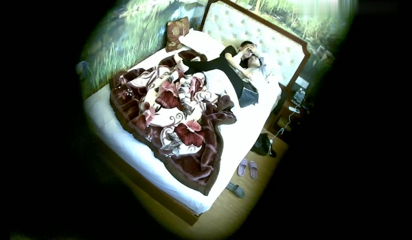 家庭小旅馆摄像头偷拍样子清纯的大学生小姨子和姐夫开房厮混