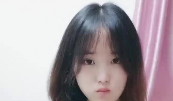 高颜值女高学生妹下海直播 面对大哥们很害羞，清纯的面庞白月光般的颜值 勾走多少少年的魂，如玉般酮