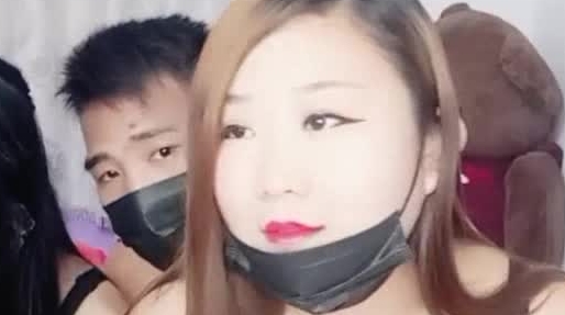 胖廋俩少妇自认性欲强带小帅哥直播3P无套各种体位爆操小哥哥直言会累死