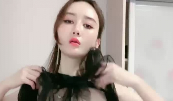 好姐姐骚妹妹一起诱惑狼友大秀直播，全程露脸揉奶玩逼诱惑狼友，道具抽插骚穴舔弄假鸡巴，揉搓奶头精彩