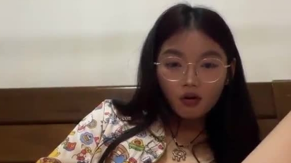 【困困兔吖】极品女学生~骚气眼镜娘~宿舍大秀~道具自慰流白浆!