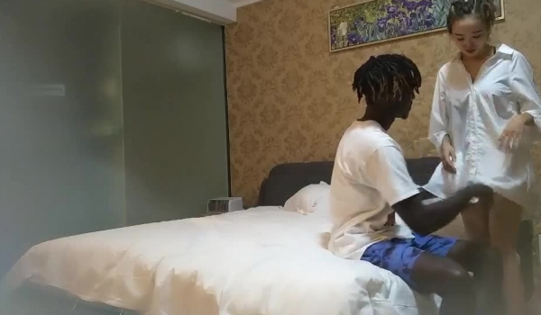 狼哥雇佣黑人留学生酒店嫖妓偷拍高价约两个小姐玩双飞小黑躺着被两个小姐轮干