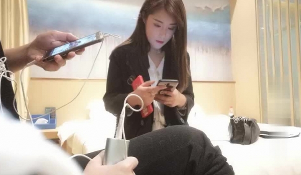 四眼小哥约炮丰满美艳少妇 肉肉的感觉 穿上亮光的厚黑色丝袜 妹子舌功了得 干完一炮还口爆 舒服的