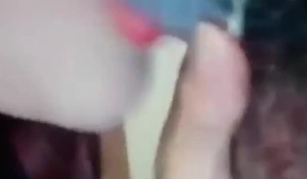 吊炸天火车上真实勾引，网红脸美女主播在火车上随机勾搭了一个男乘客到厕所里操逼，干完不够爽还要用跳