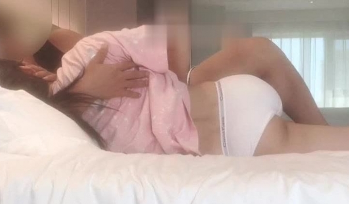 人气约炮大神，【狮子座】，20岁学生妹，开房强推露脸，越反差越深爱，素颜清秀蜜桃臀一直狂插