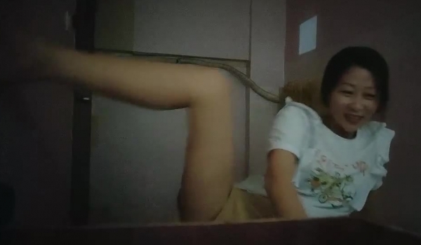 一代炮王疯狂的做爱机器【山鸡岁月】不常被人操的美人妻，水真的多，一舔就有，插得嗷嗷叫好爽啊！