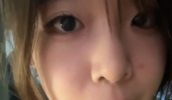 让人眼前一亮的学生妹，【是女大糯糯呀】，在寝室偷偷的直播，青春气息浓郁