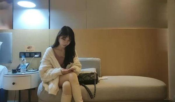 壹屌探花鸭哥上场约了个高颜值白靴性感妹子啪啪，舌吻口交摸逼上位骑坐大力抽插猛操