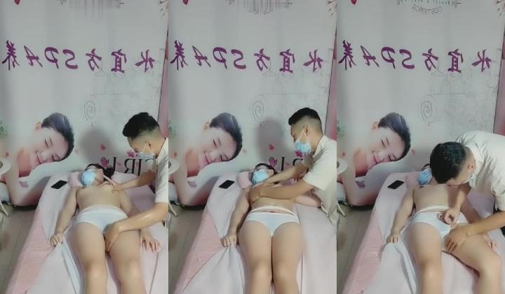 按摩店小哥玩弄骚逼女顾客，揉奶抠逼强制她给口交大鸡巴，直接在按摩床上爆草配合小哥抽插，叫声骚浪刺