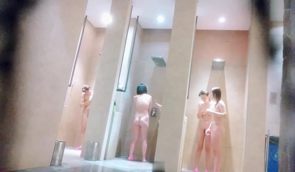 《贵在真实 极限偸拍》女人坑女人！温泉洗浴女士区内部曝光，少女少妇环肥燕瘦，眼镜少妇极品大乳晕吊