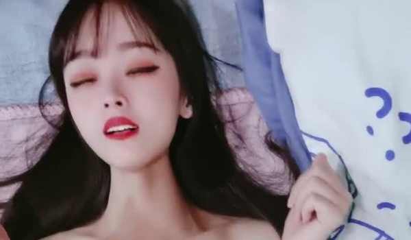 橙雅儿小公主-长得美就是遭罪：卧槽你射得好多呀，呜呜呜你好过分，又内射我，逼毛旺盛必须灌满她的骚穴！