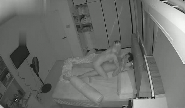 破解家庭摄像头（偷拍老夫少妻）巨乳美少妇欲求不满，趁老公不在带野男人回家激情