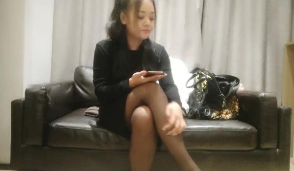 老哥【午夜寻花】约了个颜值不错丰满少妇，穿上黑丝口交上位骑乘大力猛操