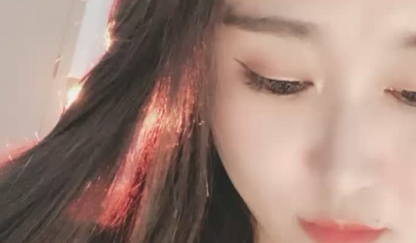 新来的御姐女神，露脸直播精彩大秀，逼逼水嫩光滑，大黄瓜插逼诱惑，呻吟可射淫声荡语不断，精彩不要错过