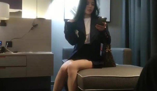 【雀儿漫天飞】探花约了个呻吟嗲嗲黑衣高颜值妹子，沙发调情舌吻扣逼床上猛操，呻吟娇喘非常诱人