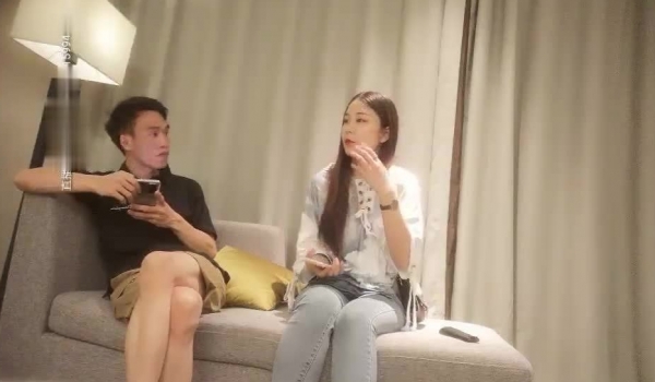 午夜寻花约了个牛仔裤妹子TP啪啪，沙发上脱光舔奶扣逼调情骑脸69舔逼，大力猛操呻吟娇喘