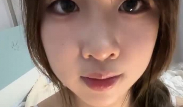 让人眼前一亮的学生妹，【是女大糯糯呀】，在寝室偷偷的直播，青春气息浓郁