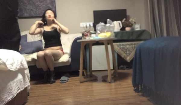 【熟女探花】，精品美人妻，风情万种满足小伙的一切幻想，鲍鱼很干净很粉，质量高画质清晰，推荐收藏佳