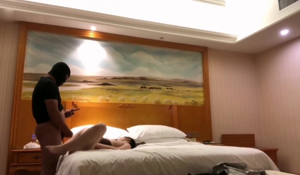 渣男周末约公司新来的小太妹一起吃饭 趁她上厕所在水里下药迷翻 带到酒店操 干完清理干净帮她把衣服