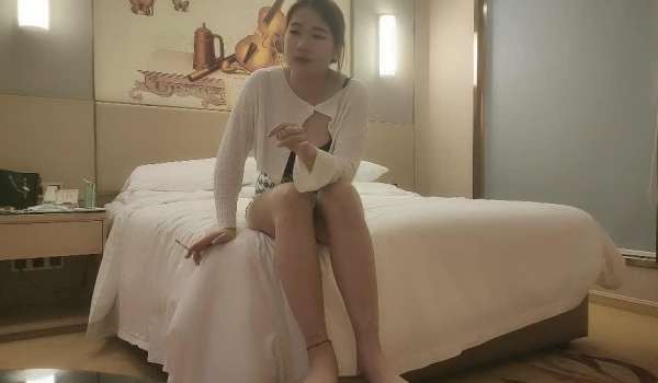 小马丶寻花福利密码房柔软大奶妹，掏出奶子揉捏吸吮，舔屌乳交扛腿抽插，站立后晃动大奶子