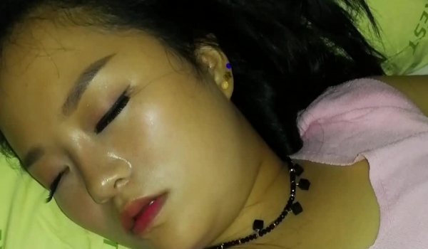 下药迷翻单位新来的美女实习生 ️穿上肉丝好好玩她的小嫩B