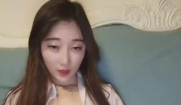 瘦脸御姐范妹子，黑丝大长腿红色情趣内衣大黑牛自慰表情上天欲仙欲死