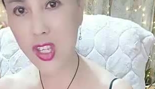 手机直播福利之风情熟女露脸激情续集，道具玩弄骚逼，淫语浪叫不断，九浅一深教你如何让女人高潮