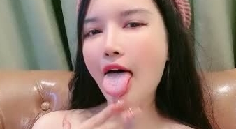 高颜值性感萌妹全程露脸激情大秀，坚挺的奶子好诱人奶头都是粉色的，脱光光自慰手指抠逼道具抽插特写好