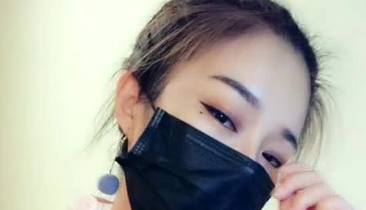 【手机直播福利】女神级主播【白虎妹6】黑丝高跟透明情趣内衣，道具一插到底，粉嫩骚逼看了就硬