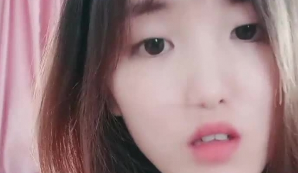高颜值女高学生妹下海直播 面对大哥们很害羞，清纯的面庞白月光般的颜值 勾走多少少年的魂，如玉般酮